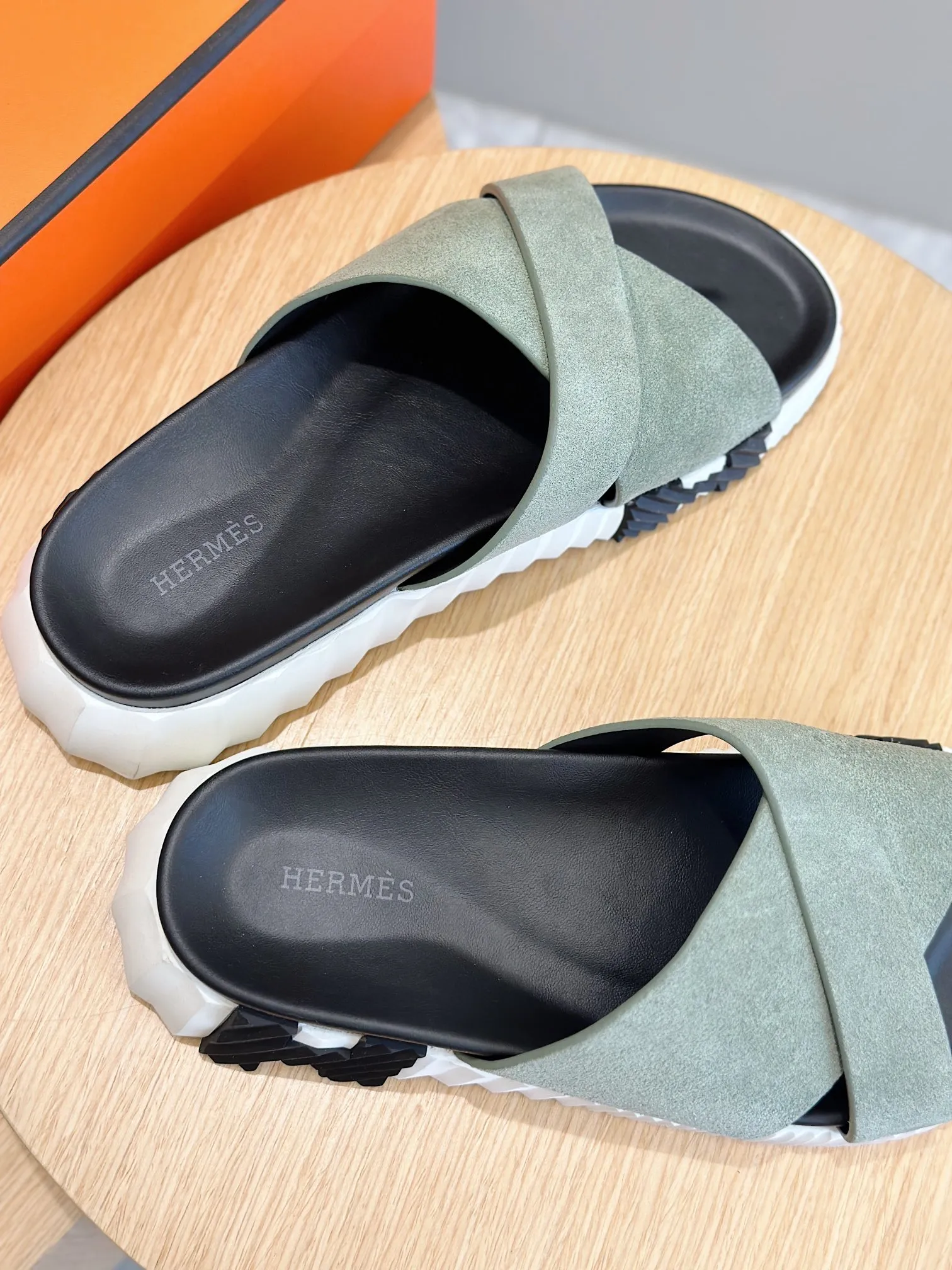 [HERMÈS] Top men's shoes 💰: 340💰 Size: 39-44 (38.45 46 custom-made) Herme*H Home Hermès Men's Sandals and Slippers - Original Replica Purchase the original version and make it one to one, the outsole is privately modeled, and the outsole color corresponding to each color is the same as the original version. Come to those who know the stuff 💪 The ultra-light soles are designed in contrasting colors, and they feel so comfortable on your feet! Calfskin, cowhide feet, private mold outsole.